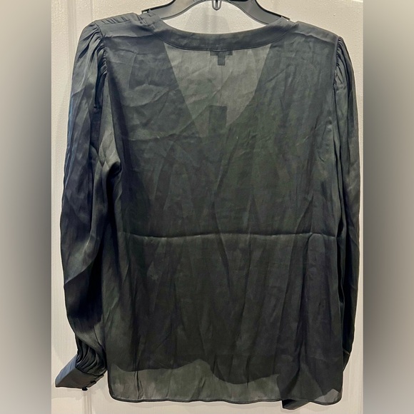 Express V - Neck Form Size M Long Sleeve Woman Blouse . 100% Polyester - Picture 3 of 6